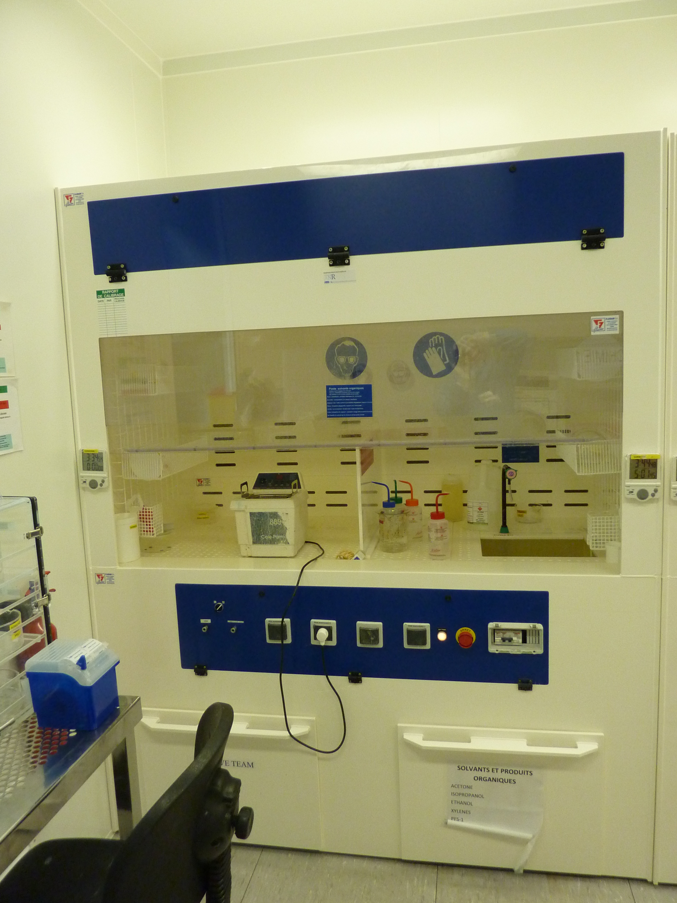 Picture of left organic solvents fume hood with lowerable window NoMOS (F-FRAI)
